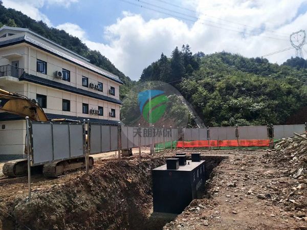 中國華電集團廣西風力發(fā)電站一體化設(shè)備安裝現(xiàn)場