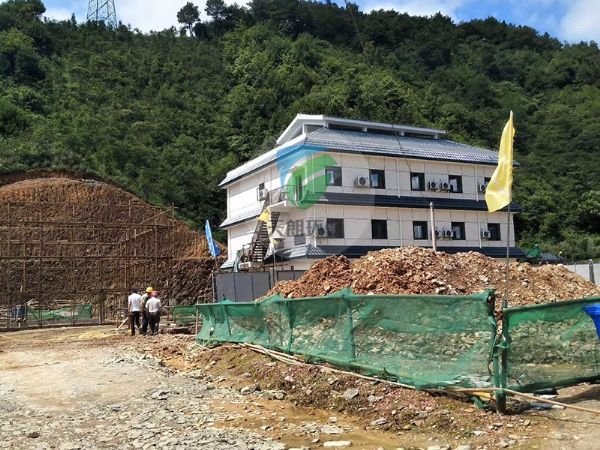 中國華電集團廣西風力發(fā)電站一體化設(shè)備安裝現(xiàn)場